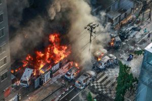 孟加拉学生连日抗议活动已造成105人死亡，总理办公室宣布全国宵禁并部署军队维持秩序 ...