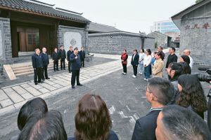 习近平在安庆桐城市六尺巷考察时，同当地居民和游客亲切交流