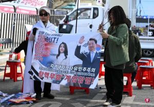 韩国前总统尹锡悦未能摆脱青瓦台魔咒尹锡悦金建希夫妇深陷司法漩涡双双从法庭走向监狱 ...