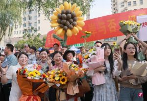 全国高考落下帷幕一年一度后高考经济消费热潮重现带动健身、电子产品、旅游等多个行业 ...