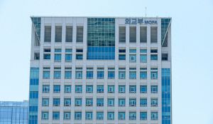 特朗普表示韩国应当自行承担防卫费并敲诈勒索百亿美元驻韩军费，韩方：将遵守现有协定 ...