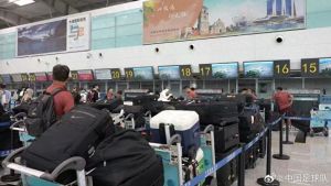 国足回应行李多：代表团共51人托运行李140件，其中装备行李56件为球队训练和参赛物资 ...