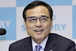 涉嫌购买违法保健品正接受警方调查知名饮料品牌三得利董事长兼首席执行官新浪刚史辞职 ...