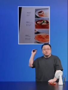 贾国龙雀辛眼开直播看后厨后各路网红都去直播西贝后厨了，结果大家都看到西贝不止是预制菜的问题了 ... ... ...