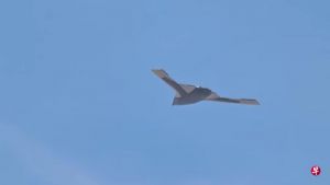 中国无人巨型隐身轰炸机GJ-X首次试飞：翼展超过美军B-21轰炸机，经空中加油可打击欧美 ...