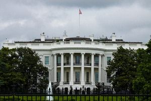 美国参议院通过终止特朗普全面关税政策决议并批准终止总统宣布的国家紧急状态联合决议 ...