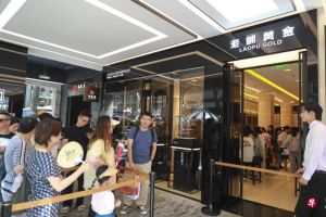 消费者减少购买外国品牌转而选购国产品牌，促使本土品牌迅速崛起并重塑奢侈品市场格局 ...