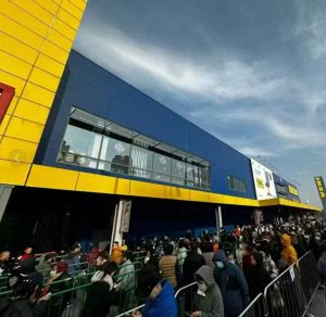宣布闭店即将关闭宜家：顾客狂欢排长队、店外堵车、店里堵购物车，有人抢购、有人告别 ...