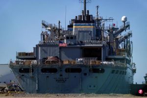 特朗普派往加勒比海美国军舰伯克级驱逐舰特鲁克斯顿号补给级快速战斗支援舰补给号相撞 ...