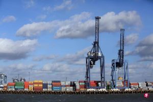 以美国资产管理巨头贝莱德为首跨国财团据报继续推进长和港口收购，中远集团仍在与财团就其参与事宜进行谈判 ...