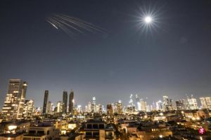 炮火不熄神权未垮油价动荡中东担忧特朗普打开“潘多拉盒子”，美伊冲突一周的六点观察 ...