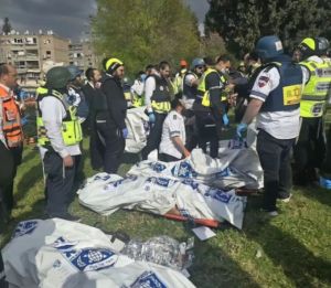 以色列严厉的媒体管制正在宣告一个事实：这场冲突早已没有绝对安全的一方，惨烈代价正在真实发生 ...