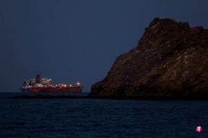 伊朗在霍尔木兹海峡掌握军事封堵升级优势，美伊冲突带来巨大政治代价特朗普在谋求退场 ...