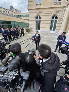 中美经贸团队在法国巴黎结束两天的会谈，中国方面表示，双方形成了一些新共识，并同意研究建立促进双边贸易 ...