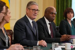 特朗普限时重开霍尔木兹海峡否则美国将打击并摧毁伊各类发电厂，最后通牒临近斯塔默召开紧急会议研判应对之 ...