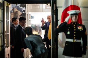 谄媚外交丢脸丢到全球高市热情拥抱反遭特朗普当面羞辱，日本沦为美国附庸卑躬屈膝都是理所应当 ... ...