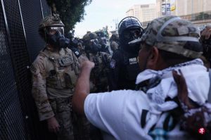 美国全境数千个城镇当天再次爆发“无王”示威，洛杉矶千人包围政府大楼两人被捕 ...