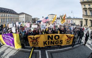 街头挤爆、标语刷屏“不要国王”怒火席卷全球，反对特朗普政府“威权化”倾向多项政策 ...