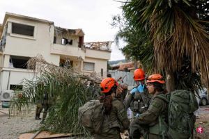 美国总统特朗普威胁要将伊朗炸回“石器时代”后，伊朗军方誓言将对美国和以色列发动“毁灭性”袭 ...