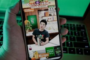 董宇辉，是时候被拉下神坛了