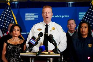 华盛顿特区警察局长卡罗尔：美国白宫记者协会晚宴枪击事件嫌犯是酒店住客31岁男子艾伦，他将面对两项指控 ...