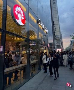 中国茶饮品牌霸王茶姬在韩国首尔三家门店同步开业，在韩中国留学生排队多时才买到饮品 ...