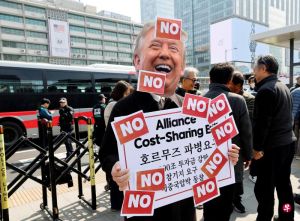 特朗普：协助霍尔木兹海峡受困船只驶离“自由计划”暂停，韩国爆炸商船因脱离队伍单独行动而遭到伊朗攻击 ...