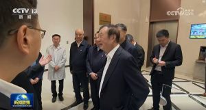 华为秋练湖研发中心和任正非出镜，一个企业一旦是攻入了无人区那就能够拖着这个世界前进了 ...