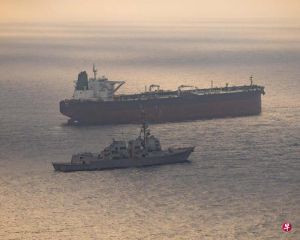 美国：没有美军遇袭，商船依旧通行霍尔木兹海峡