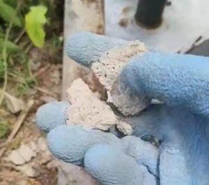 济潍高速沿线监测滑坡设备自己先滑坡了，北斗高精度智慧监测系统现脆皮底座手一掰就碎 ...