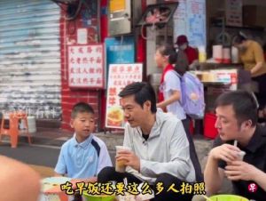 雷军街头吃早餐现场有多机位专业拍摄被质疑摆拍，遭小女孩鄙视嘲讽揭穿皇帝新衣上热搜 ...